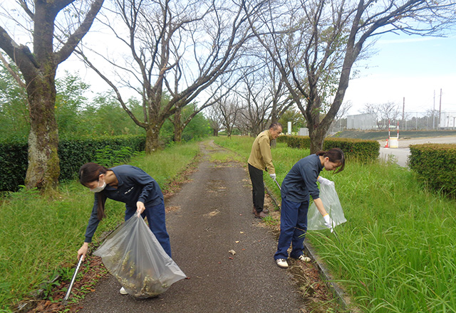 富山地区広域圏クリーンセンター周辺の清掃活動に参加している様子